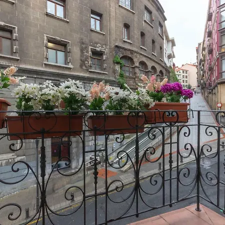 Between Old Town & Guggenheim!! Private Parking Apartment *